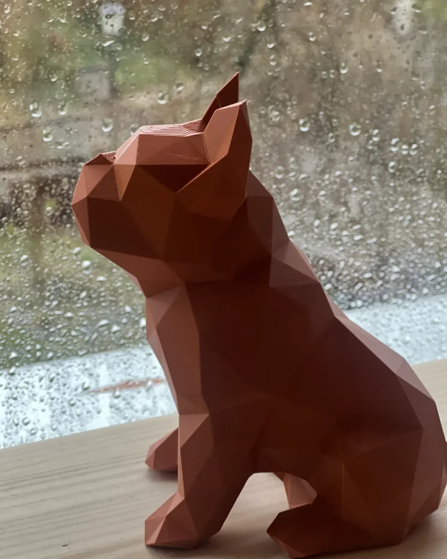 3D-gedruckte Low-Poly-Bulldogge in Orange auf einer Fensterbank, gedruckt mit dem Prusa CORE One+